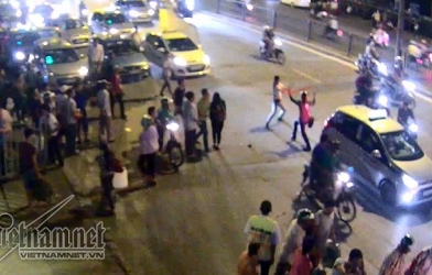Hà Nội: GrabBike, Taxi chém nhau như phim hành động