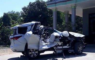 Toyota Fortuner 2017 lại bẹp rúm sau tai nạn