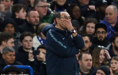 Bị MU loại khỏi FA Cup, HLV Sarri bị CĐV lăng mạ
