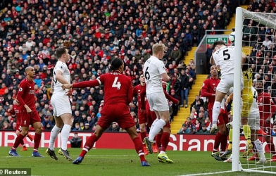 VIDEO: Burnley ghi bàn từ chấm phạt góc vào lưới Liverpool