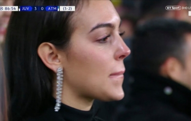 Bạn gái rơi lệ khi chứng kiến Ronaldo lập hat-trick 