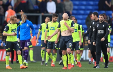 NÓNG: Xác định CLB đầu tiên xuống hạng tại Ngoại hạng Anh