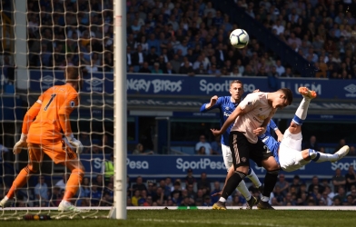 VIDEO: Richarlison lập siêu phẩm vô lê vào lưới MU