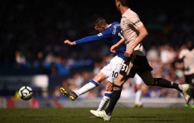 VIDEO: Sigurdsson sút xa đẹp mắt vào lưới MU