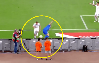 VIDEO: Sao tuyển Ý cay cú, sút bóng trúng mặt cậu bé nhặt bóng