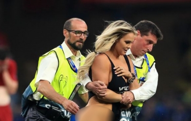 Fan Liverpool: 'Tôi bất ngờ khi cô ấy kéo váy lên'