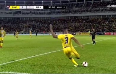 Cựu sao Ngoại hạng Anh lập siêu phẩm khó tin tại giải Malaysia