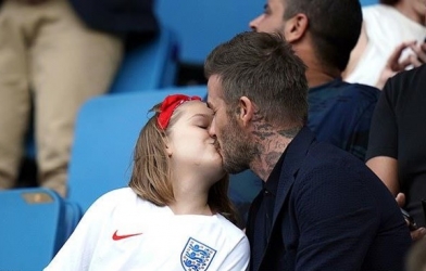 'Khóa môi' con gái trên khán đài, Beckham hứng chịu 'cơn mưa gạch đá'