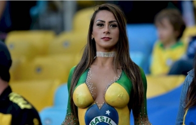 Nữ CĐV khỏa thân táo bạo trong trận chung kết Copa America