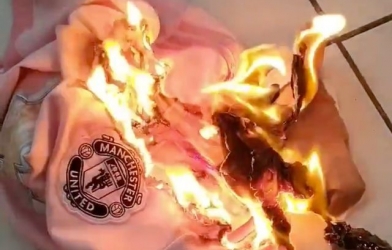 Thất vọng tột độ, CĐV MU đốt áo đấu khi TTCN đóng cửa