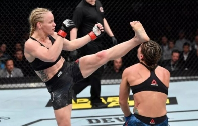 VIDEO: Nữ võ sĩ tung cú đá 'chí mạng' khiến đối thủ bất tỉnh