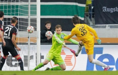 KHÓ TIN: Thủ môn tỏa sáng ghi bàn khi lên tham gia tấn công