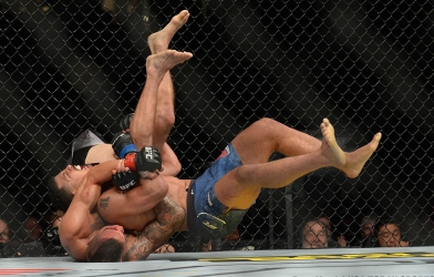 VIDEO: Võ sĩ tung độc chiêu 'lấy thịt đè người' hạ gục đối thủ