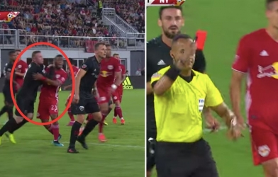 Rooney lĩnh thẻ đỏ trực tiếp vì thúc cùi chỏ vào mặt đối thủ