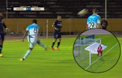 VIDEO: Siêu phẩm đá phạt kinh điển từ khoảng cách 70m