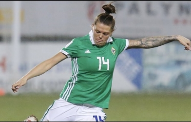 VIDEO: Nữ cầu thủ lập siêu phẩm từ khoảng cách hơn nửa sân