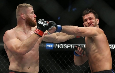 VIDEO: Võ sĩ UFC tung cú đấm cực mạnh khiến mặt đối thủ biến dạng