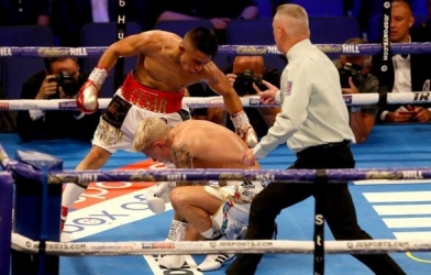 LẠ LÙNG: Võ sĩ vô địch thế giới dù bị đấm 'tối tăm mặt mũi'