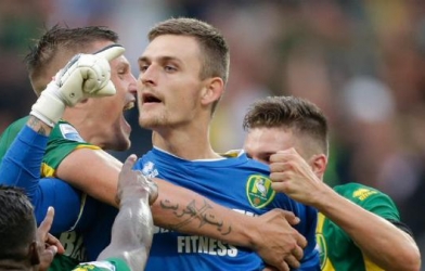 VIDEO: Lên tham gia tấn công, thủ môn lập siêu phẩm 'bọ cạp'