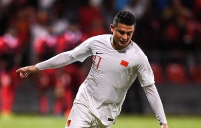 Tiền đạo nhập tịch lập cú đúp, Trung Quốc giành chiến thắng hủy diệt