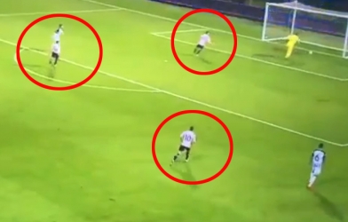 VIDEO: Thủ môn tự đốt lưới nhà vì sợ đối thủ cướp bóng