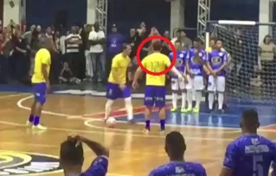 VIDEO: 'Vua futsal' Falcao xoay compa sút phạt có một không hai trên thế giới
