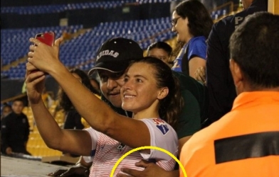 Sàm sỡ cầu thủ nữ, một CĐV nam bị cấm đến sân vĩnh viễn