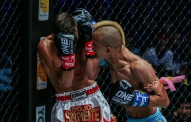 VIDEO: Võ sĩ Trung Quốc tung 'cơn mưa' đòn đạp và đấm hạ knock-out đối thủ