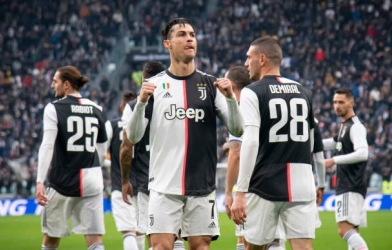 Ronaldo lập cú đúp, Juventus vươn lên dẫn đầu bảng Serie A