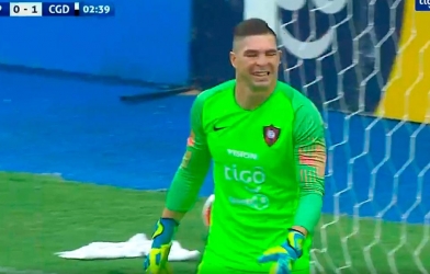 VIDEO: Thủ môn xử lý bóng vụng về khiến đội nhà ôm hận