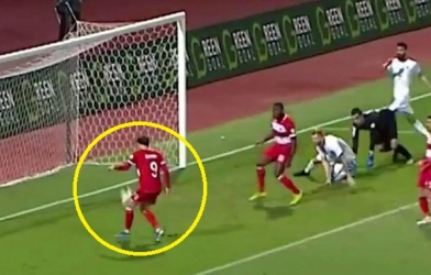 VIDEO: Cầu thủ bỏ lỡ cơ hội ghi bàn khó tin nhất mọi thời đại