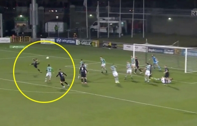 VIDEO: Siêu phẩm vô lê theo phong cách ra đòn của Karate