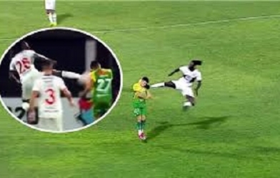 VIDEO: Cựu 'sát thủ' Arsenal bị thẻ đỏ vì 'tung cước' vào đầu đối thủ