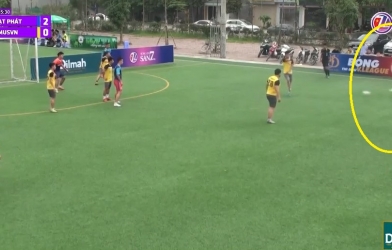 VIDEO: Siêu phẩm của Roberto Carlos tái hiện trên sân phủi Việt Nam