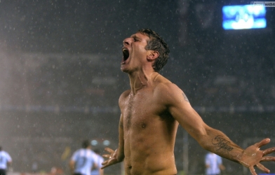 VIDEO: Siêu phẩm 'thiết đầu công' từ khoảng cách xa nhất mọi thời đại