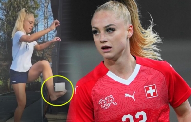 VIDEO: Nữ cầu thủ gây sốt với màn tâng giấy vệ sinh tuyệt đỉnh