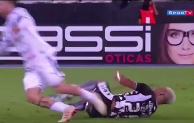 VIDEO: Ăn vạ thế này thì Neymar phải gọi bằng... sư phụ