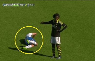 VIDEO: Pha ăn vạ thô thiển nhất trong lịch sử bóng đá thế giới