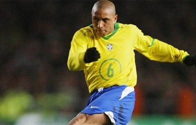 VIDEO: Roberto Carlos ghi bàn thắng 'kinh điển' từ chấm phạt góc