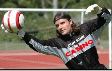 Thủ môn giữ kỷ lục thế giới: Khoác áo 25 đội bóng ở 6 lục địa khác nhau