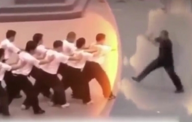 VIDEO: Sư phụ Thái Cực Quyền 'truyền điện' hất tung cả chục đệ tử