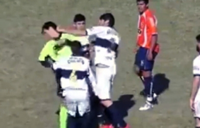 VIDEO: Trọng tài bị đánh nhập viện vì dám rút thẻ đỏ