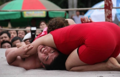 Nữ đô vật thách đấu trai hội làng và cái kết khó tin