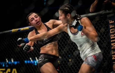 Nữ võ sĩ giở trò đánh lén đối thủ và cái kết bẽ bàng