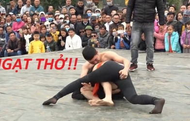 Nữ đô vật xinh đẹp thách đấu trai làng và cái kết ngạt thở