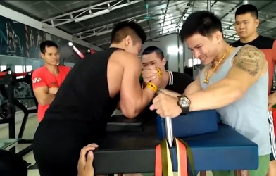 Hot boy Việt Nam thách đấu nhà vô địch thế giới và cái kết bất ngờ