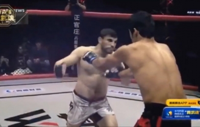 Võ sĩ Nga vờ chào hỏi tung đòn hạ đối thủ trong 3 giây