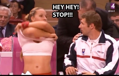 VIDEO: Mỹ nhân quần vợt vô tư cởi áo khiến khán giả xem 'đỏ mặt'