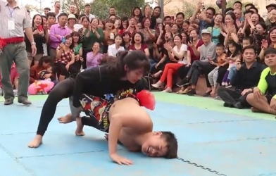 VIDEO: Nữ đô vật xinh đẹp thách đấu trai làng và cái kết khó tin