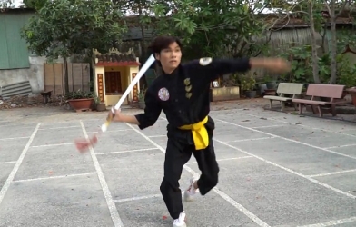 VIDEO: Võ sư cổ truyền Việt Nam gây sốt với màn múa kiếm cực đỉnh